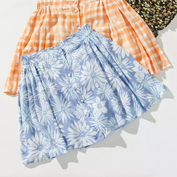 NWT UO Daisy Print 90s Button Front Swing Skirt - Picture 2 of 4